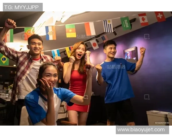 几个小孩兴奋观看足球明星精彩瞬间视频的快乐时光 几个小孩兴奋观看足球明星精彩瞬间视频的快乐时光